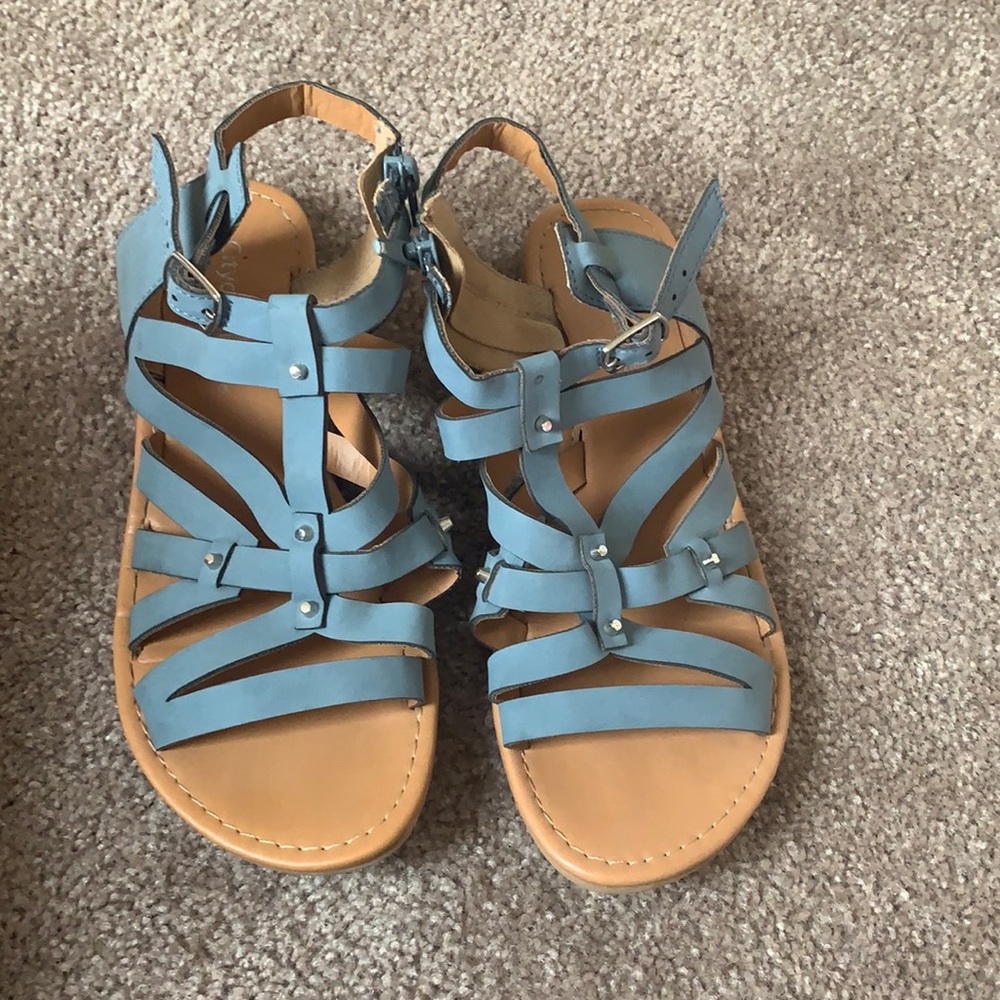 Fun sandals to dress up your perfect dress or pair with jeans! Size 6 1/2